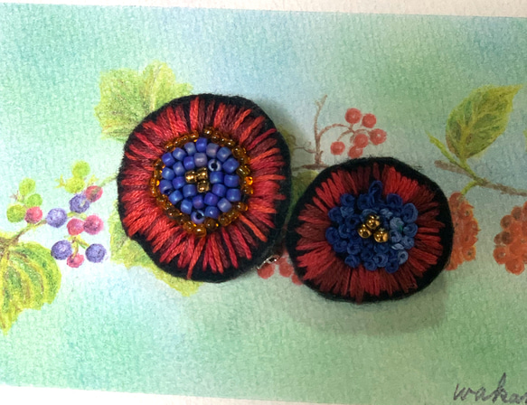 ビーズと刺繍の赤い花ブローチ 2枚目の画像