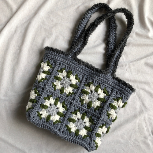 持ち手ふわふわ かぎ針編みモチーフのトートバッグ・グレー＆グリーン