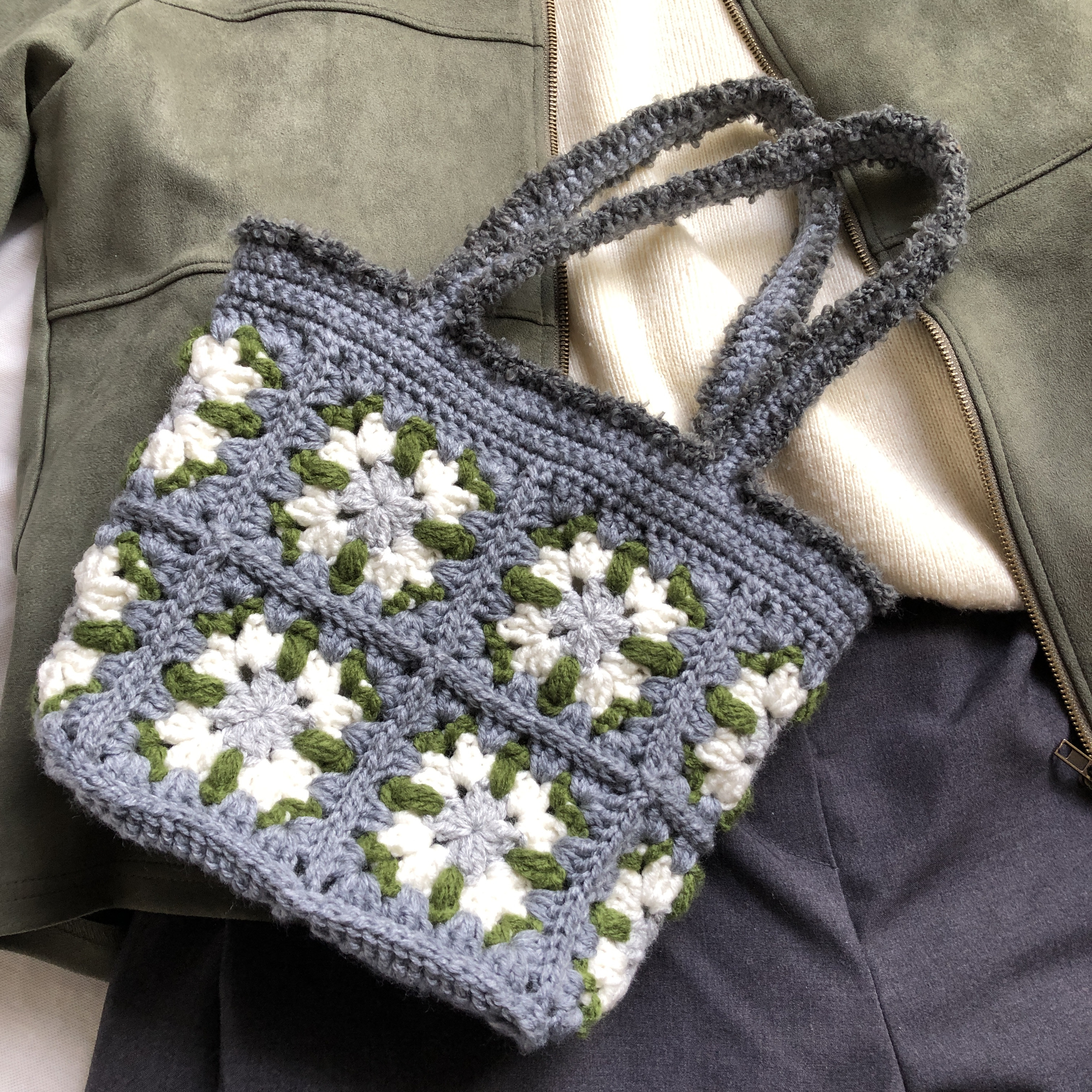 持ち手ふわふわ かぎ針編みモチーフのトートバッグ・グレー＆グリーン