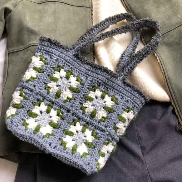 持ち手ふわふわ　かぎ針編みモチーフのトートバッグ・グレー＆グリーン 1枚目の画像