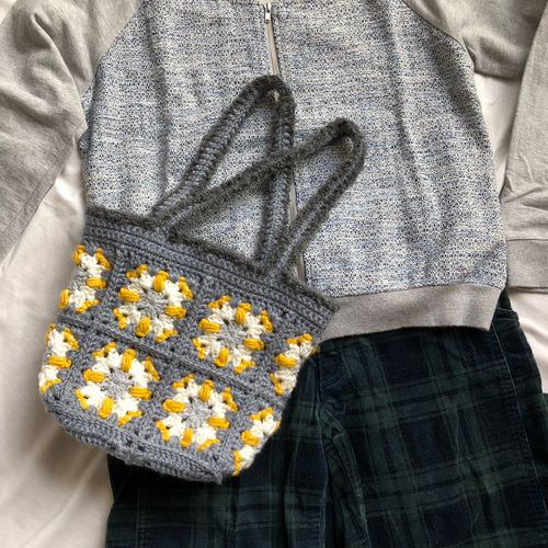 持ち手ふわふわ かぎ針編みモチーフのトートバッグ・グレー＆イエロー