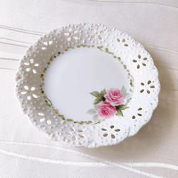 レース模様の透かしケーキ皿｜手描きのバラが彩る 大人のティータイム