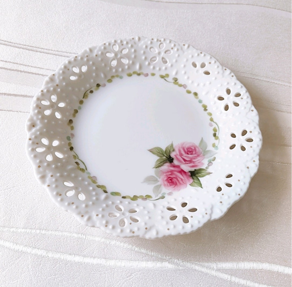 レース模様の透かしケーキ皿｜手描きのバラが彩る 大人のティータイム