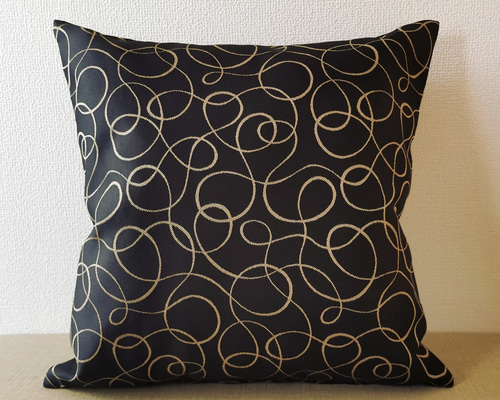 ホテルライクな大人っぽいリボン柄 ブラック クッションカバー 44×44