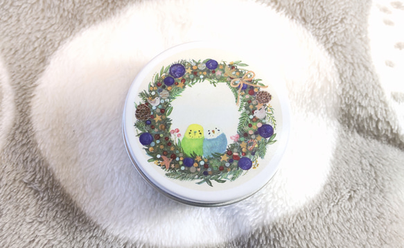 かわいい♪小鳥たちの小物入れ/ミニ缶ケース『インコクリスマスリース』 セキセイインコ 1枚目の画像