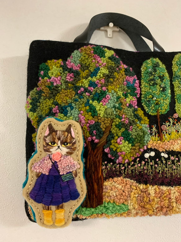 ぽこぽこウール刺繍と猫さんブローチのバッグ 2枚目の画像