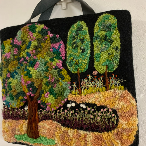 ぽこぽこウール刺繍と猫さんブローチのバッグ ぽこぽこウール刺繍と猫さんブローチのバッグ ぽこぽこウール
