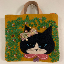 蔦と黒猫さん刺繍　羊毛フェルト生地のバッグ 1枚目の画像