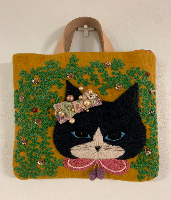蔦と黒猫さん刺繍　羊毛フェルト生地のバッグ 1枚目の画像