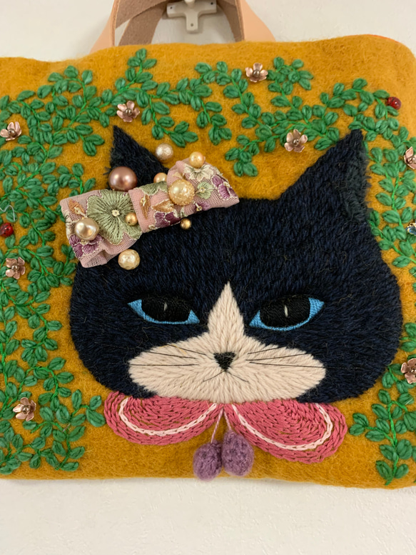 蔦と黒猫さん刺繍　羊毛フェルト生地のバッグ 5枚目の画像