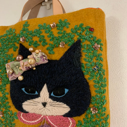 蔦と黒猫さん刺繍　羊毛フェルト生地のバッグ 3枚目の画像