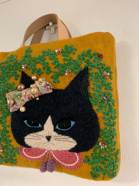 蔦と黒猫さん刺繍　羊毛フェルト生地のバッグ 3枚目の画像