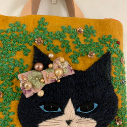 蔦と黒猫さん刺繍　羊毛フェルト生地のバッグ 4枚目の画像