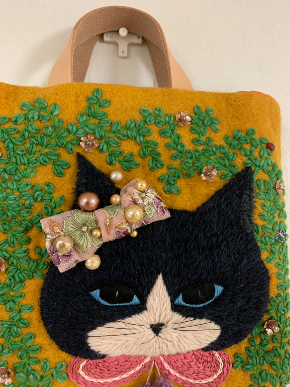 蔦と黒猫さん刺繍　羊毛フェルト生地のバッグ 4枚目の画像