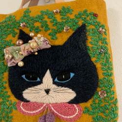 蔦と黒猫さん刺繍　羊毛フェルト生地のバッグ 6枚目の画像