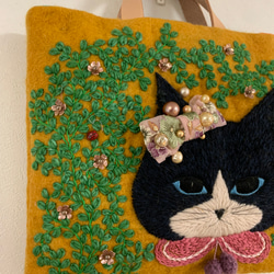 蔦と黒猫さん刺繍　羊毛フェルト生地のバッグ 2枚目の画像