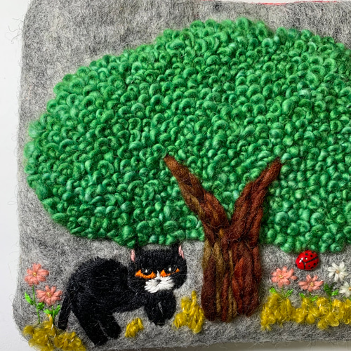 お出かけ猫さん刺繍羊毛フェルト生地のポーチ