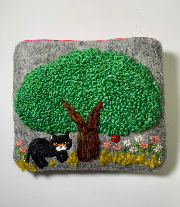 お出かけ猫さん刺繍羊毛フェルト生地のポーチ