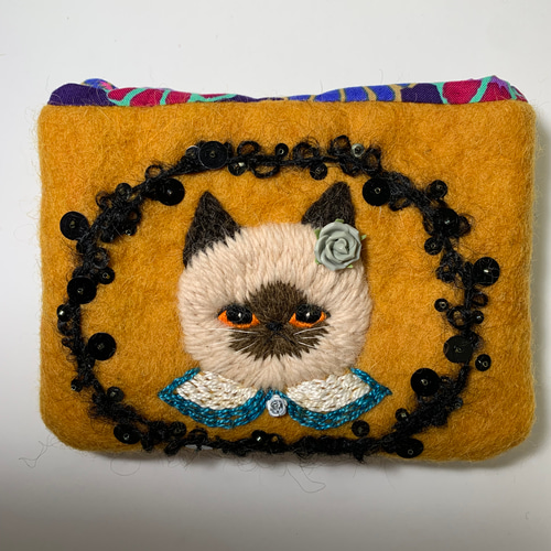 三毛猫さん刺繍　羊毛フェルト生地のポーチ 三毛猫さん刺繍羊毛フェルト生地のポーチ