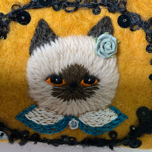 お出かけ猫さん刺繍羊毛フェルト生地のポーチ