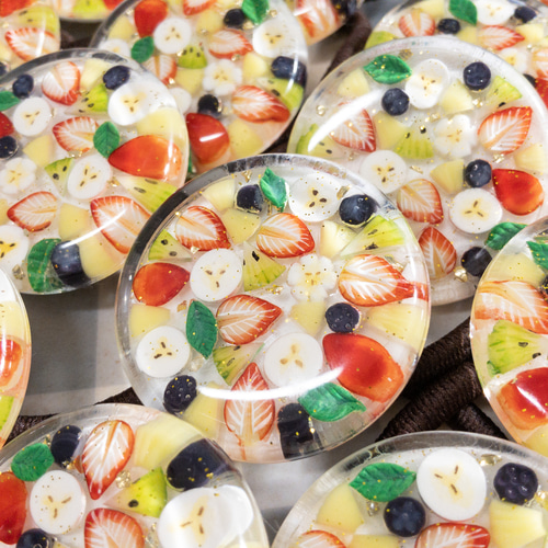 フルーツいっぱいモチーフヘアゴム［フェイクスイーツ］〈スイーツデコ