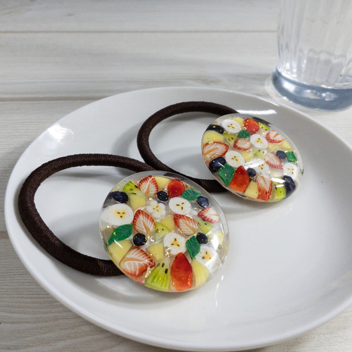 フルーツいっぱいモチーフヘアゴム［フェイクスイーツ］〈スイーツデコ