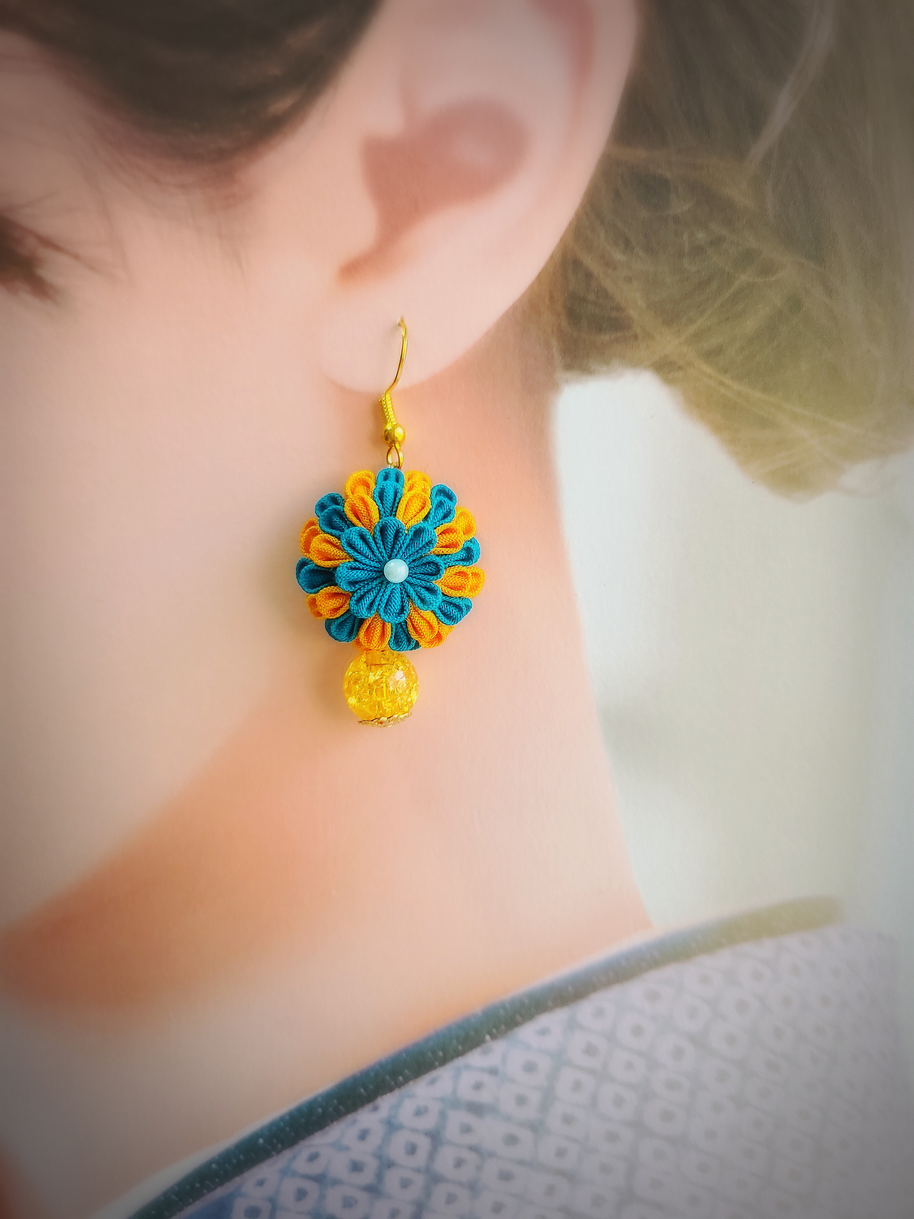 ハンドメイド 青とオレンジの花柄ピアス