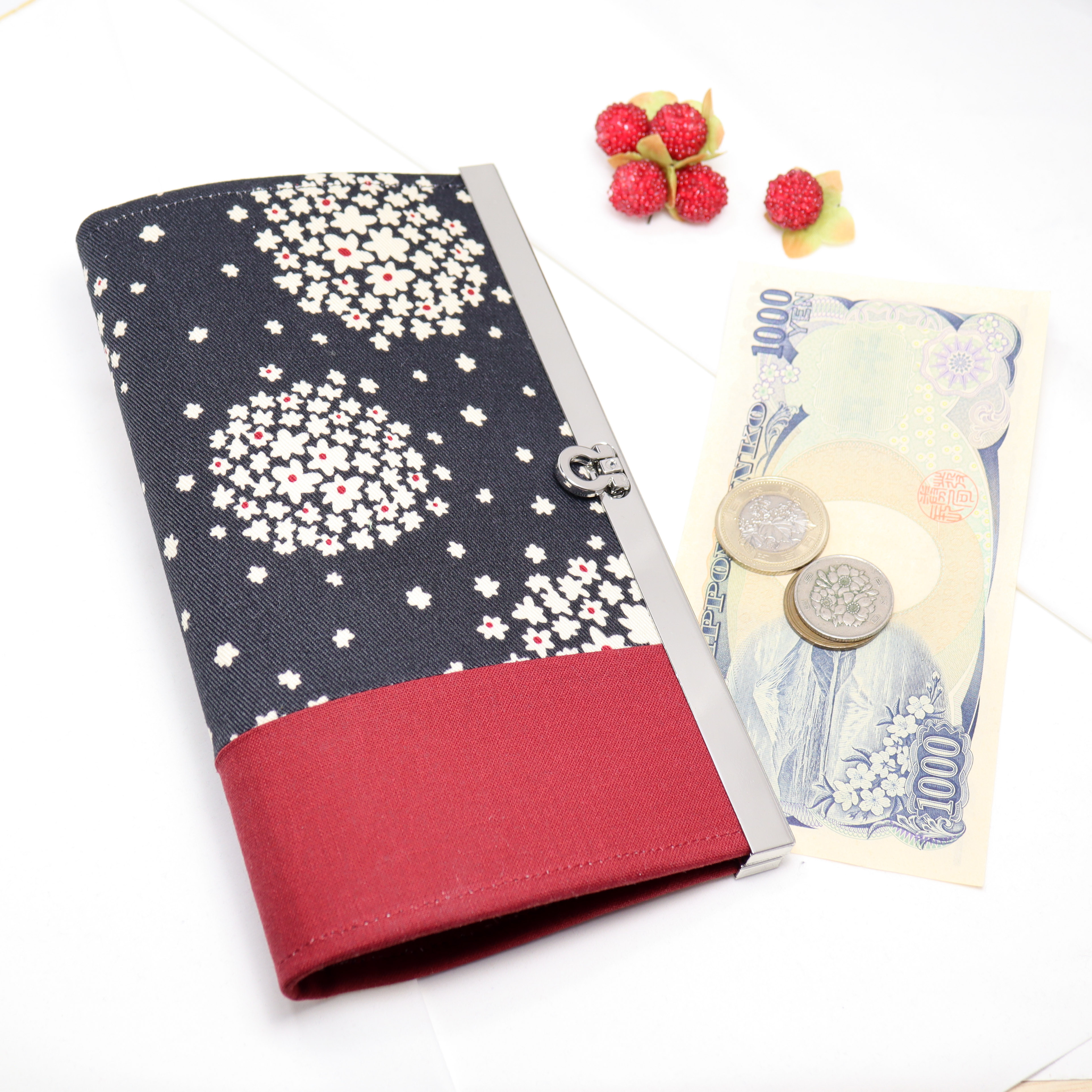 カラーオーダー可 整頓しやすいデザイン。直線口金の長財布 北欧柄 サークルフラワー 黒【受注生産】