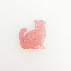 じゅわり桃色のおすましネコ　シンプル　きらきら　ハンドメイド帯留め 2枚目の画像