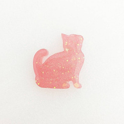 じゅわり桃色のおすましネコ　シンプル　きらきら　ハンドメイド帯留め 3枚目の画像