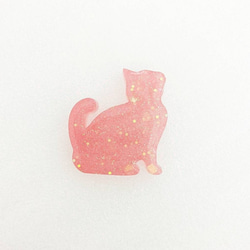 じゅわり桃色のおすましネコ　シンプル　きらきら　ハンドメイド帯留め 1枚目の画像