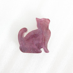 艶やかなおすましネコ　パープル　シンプル　ハンドメイド帯留め 1枚目の画像