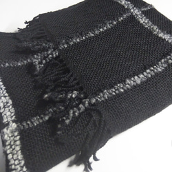黒とグレー 秋冬物 大判ストール ＜手織り＞ 2枚目の画像