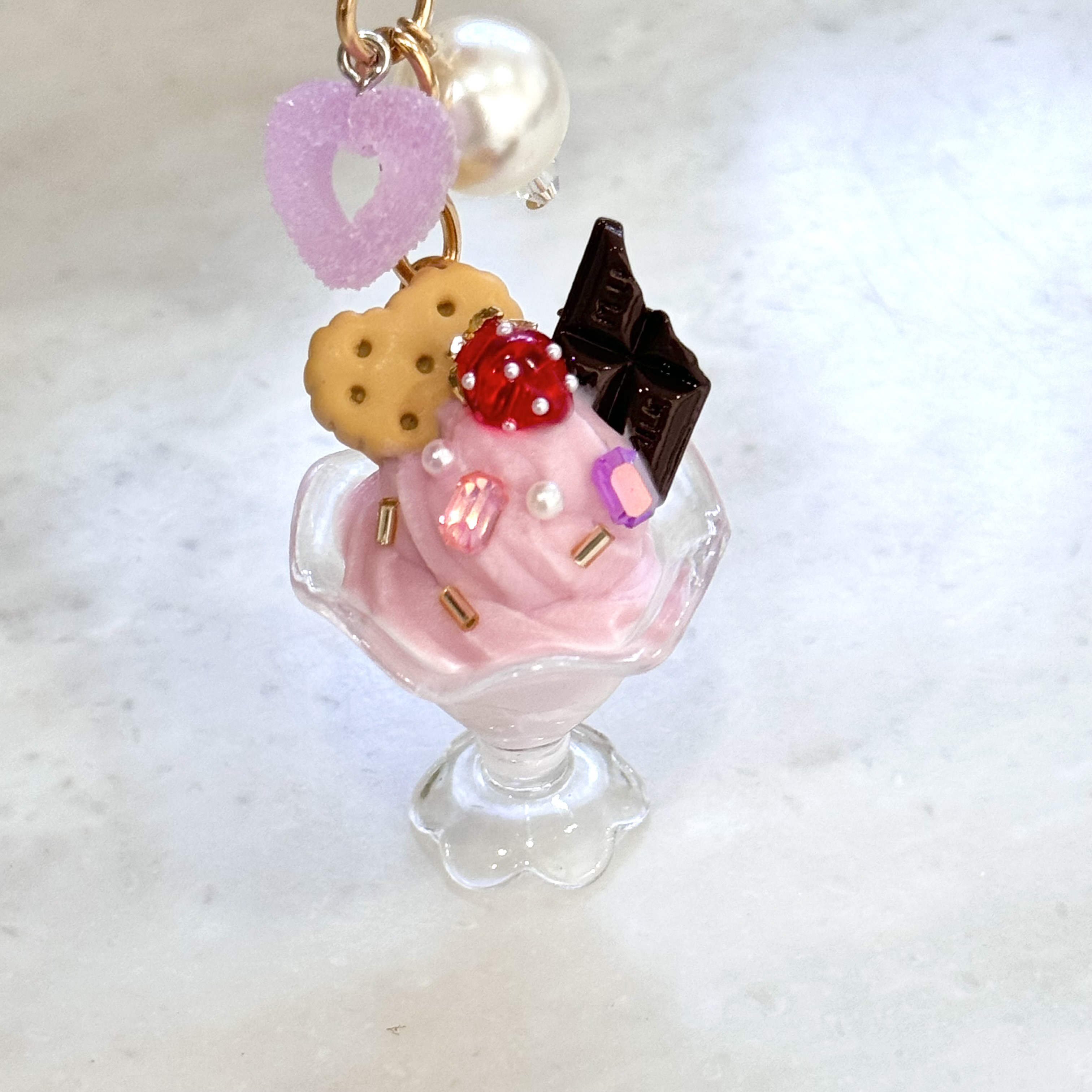 キラキラいちごパフェ キーホルダー チャーム キーリング