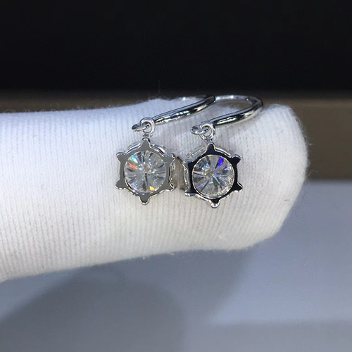 newデザイン】輝くモアサナイト ダイヤ ピアス K18WG ピアス 