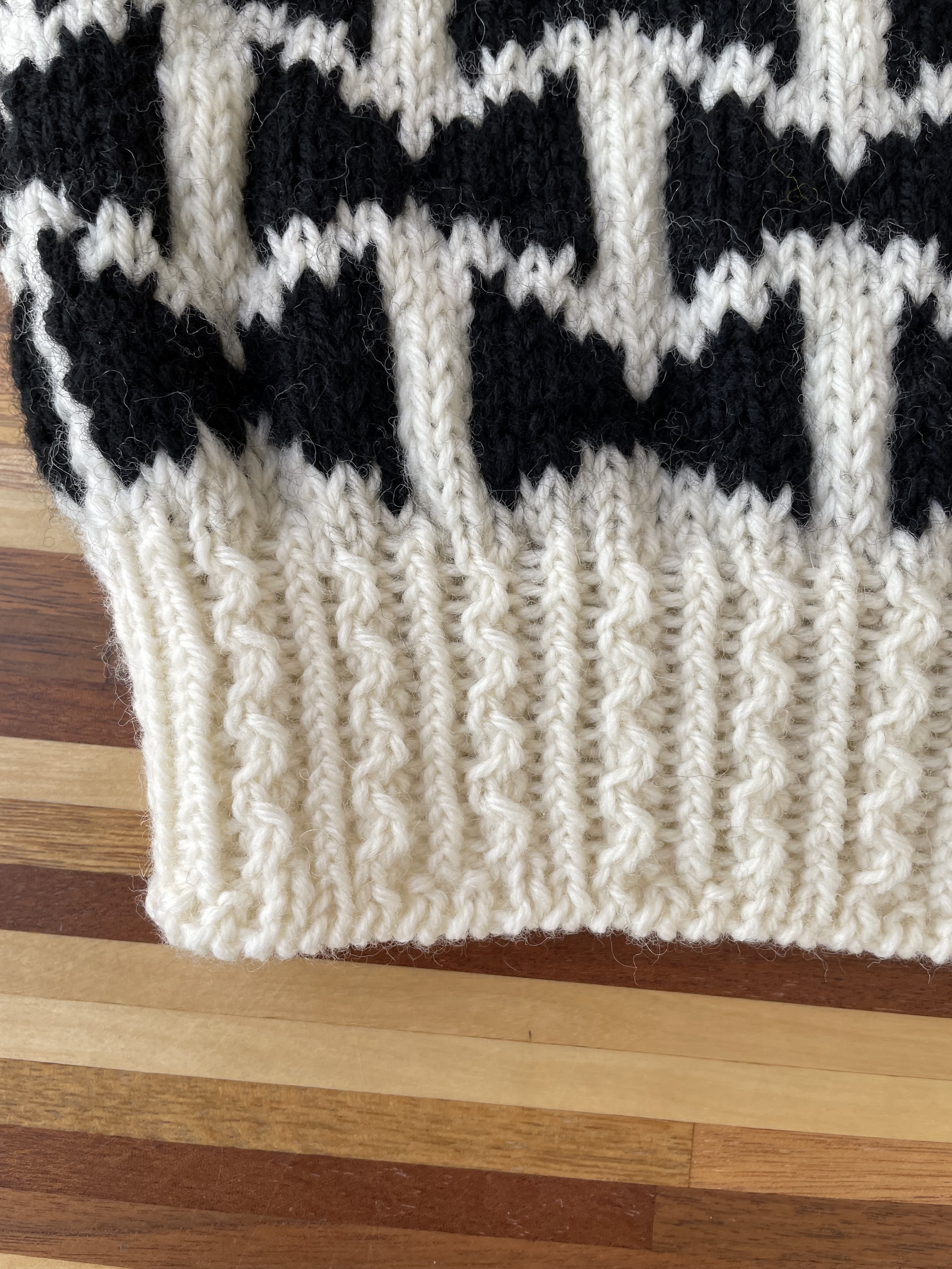 リボン柄の編み込みベスト（メリノウール）Mサイズ