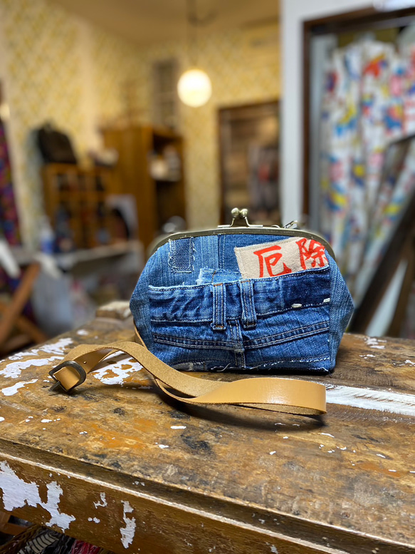 デニムリメイクと古布のちょっと大きめがま口財布【やくよけ