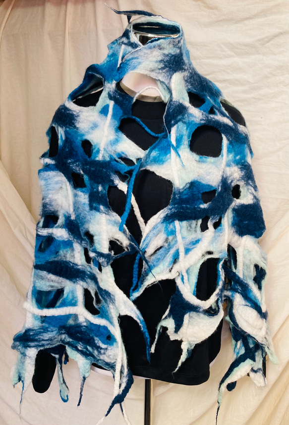 MUM羊毛氈好感衣飾-藍白色系海洋風不規則波浪設計款/衣飾/披肩/圍巾 第5張的照片