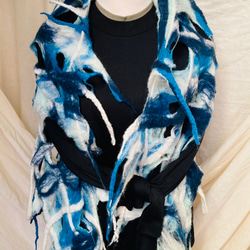 MUM羊毛氈好感衣飾-藍白色系海洋風不規則波浪設計款/衣飾/披肩/圍巾 第4張的照片
