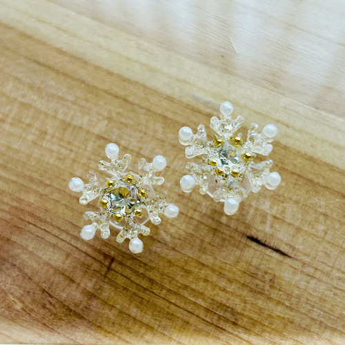雪の結晶のピアス・イヤリング ピアス（スタッド・一粒） nojico 