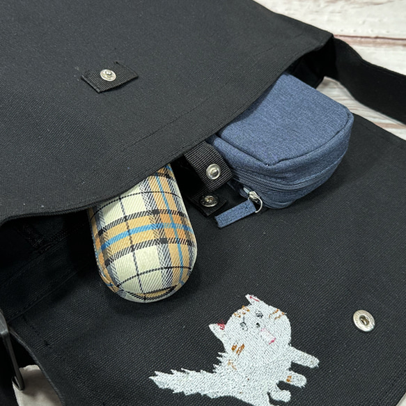 【現品限り】【送料無料】驚き猫のワンポイント刺繍 キャンバス内ポケット付きショルダーバッグ 7枚目の画像