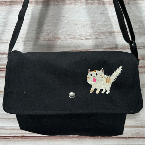 現品限り】【送料無料】驚き猫のワンポイント刺繍 キャンバス内