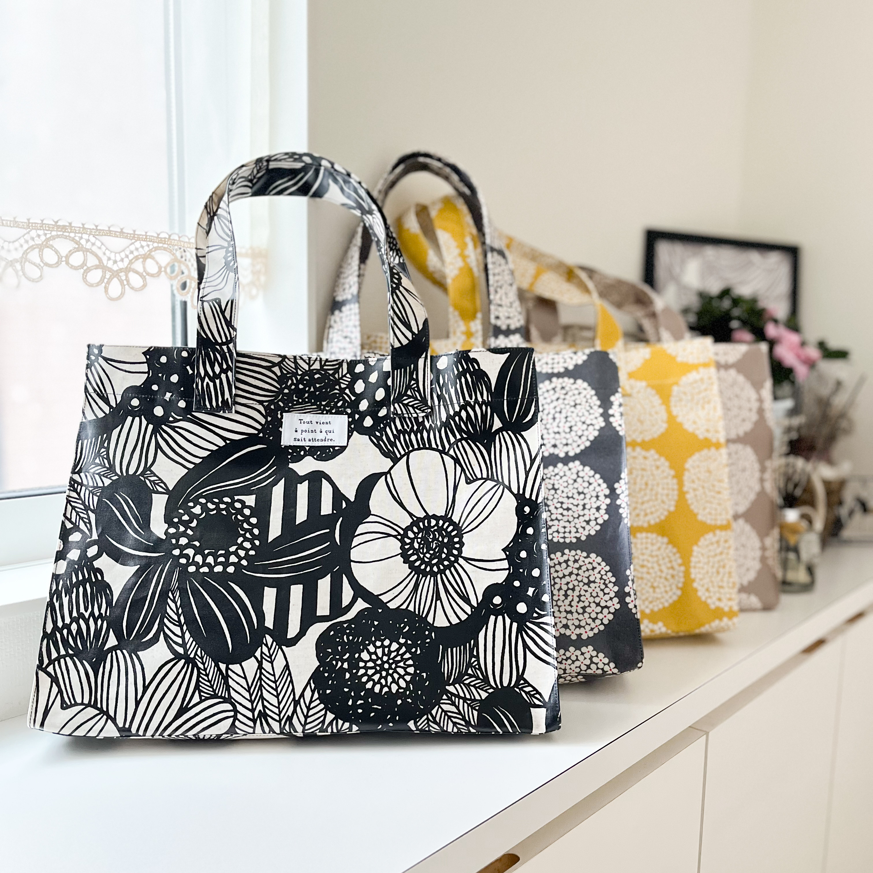 【肩かけ可能】ラミネート の 横長 トートバッグ(北欧柄)サブバッグ/A4書類収納/お稽古バッグ