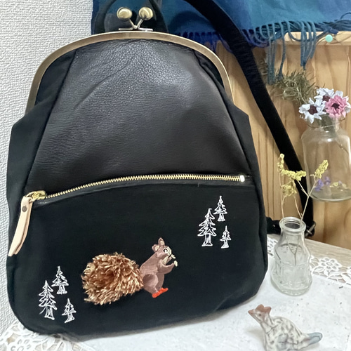 鹿革と帆布のがま口リュック りすの刺繍 リュック・バックパック
