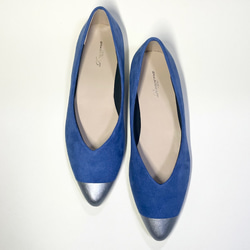 ◆實物減價1,400日圓/23.5cm◆易壓扁1cm鞋跟雙色高跟鞋（藍色x銀色） 第2張的照片