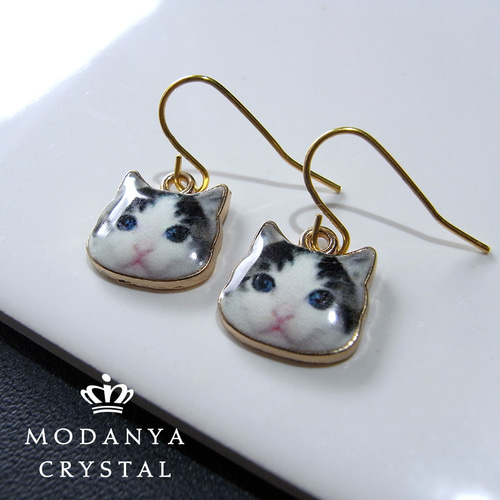ハチワレ猫ちゃんお顔のピアス ピアス（フック・チェーン