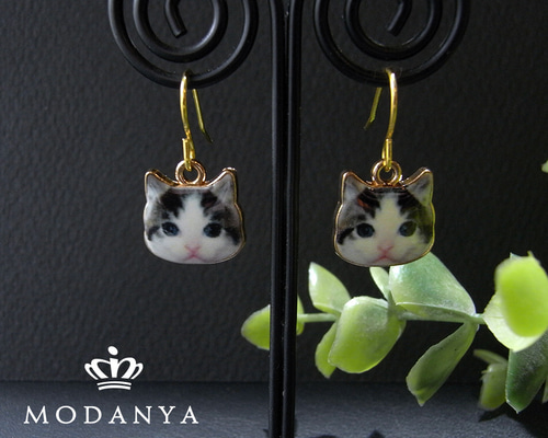 ハチワレ猫ちゃんお顔のピアス ピアス（フック・チェーン） SWING