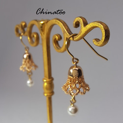 Bellflower 貝殼珍珠 Bink 金色不鏽鋼鉤形耳環 第9張的照片