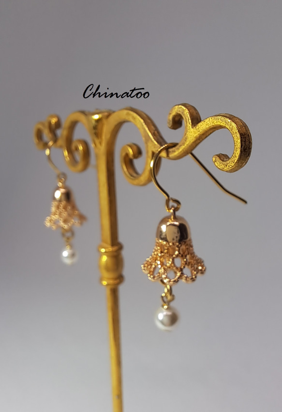Bellflower 貝殼珍珠 Bink 金色不鏽鋼鉤形耳環 第9張的照片