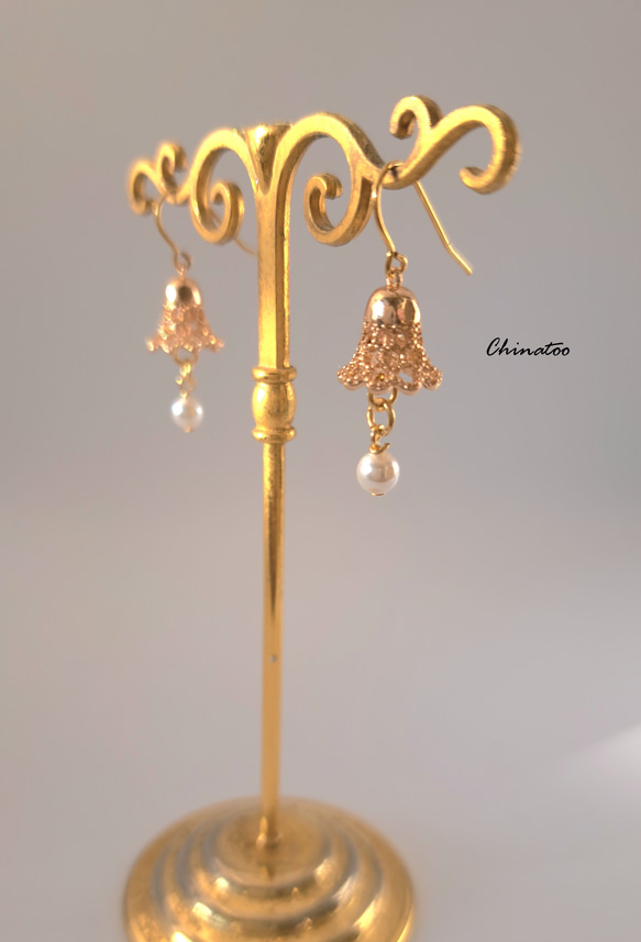 Bellflower 貝殼珍珠 Bink 金色不鏽鋼鉤形耳環 第12張的照片